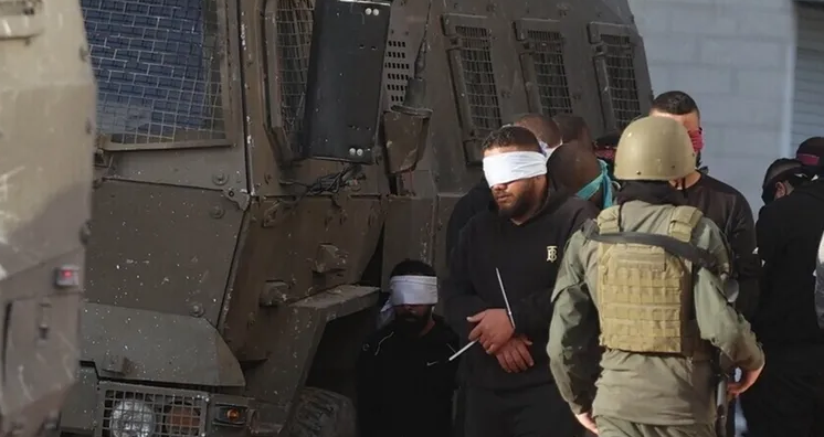 اقتحامات واعتقالات في الضفة الغربية.. وقوات الاحتلال تستخدم فلسطينيًا درعًا بشريًا في طولكرم